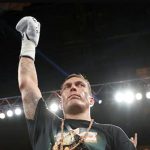 USYK ANGKAT TANGAN MIKEY WILLIAMS