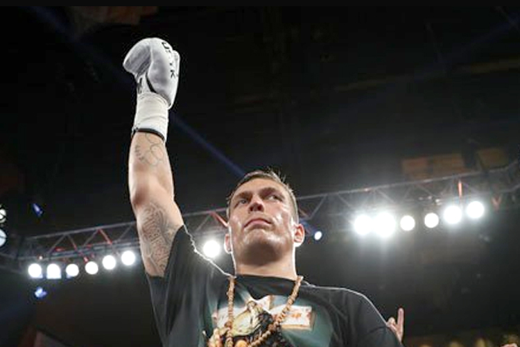 USYK ANGKAT TANGAN MIKEY WILLIAMS